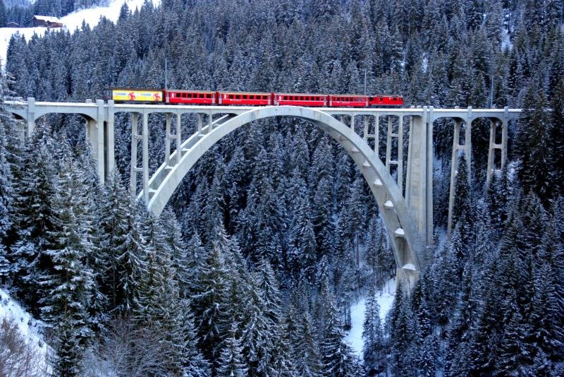 Wisst ihr was mir an diesem Bild am meisten gefllt? Der Bierwagon der Calanda Brauerei am Zugende. Langwieser Viadukt; 12.01.2010