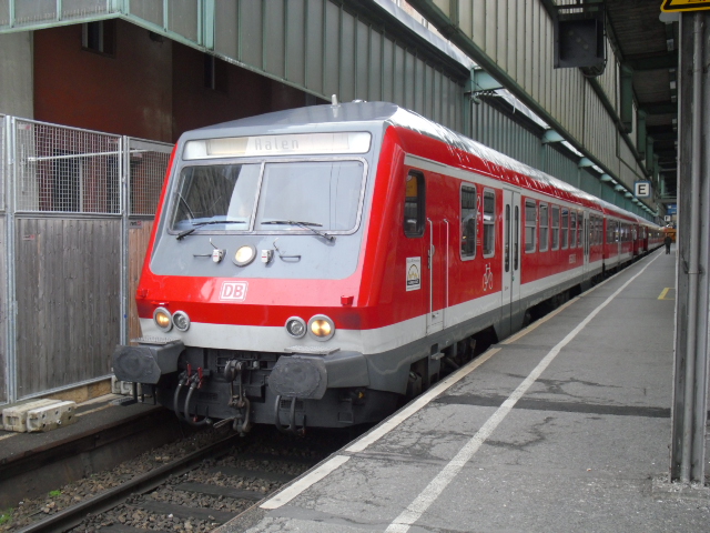 Wittenberger Prototyp Bnrdzf 480 50 80 80-34 000-5 mit einer 143 als Schublok wartet am 24.9.2012 in Stuttgart Hbf auf Abfahrt nach Aalen.