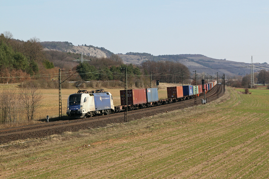 WLB 182 568 mit einem Containerzug am 17.03.2012 bei Harrbach.