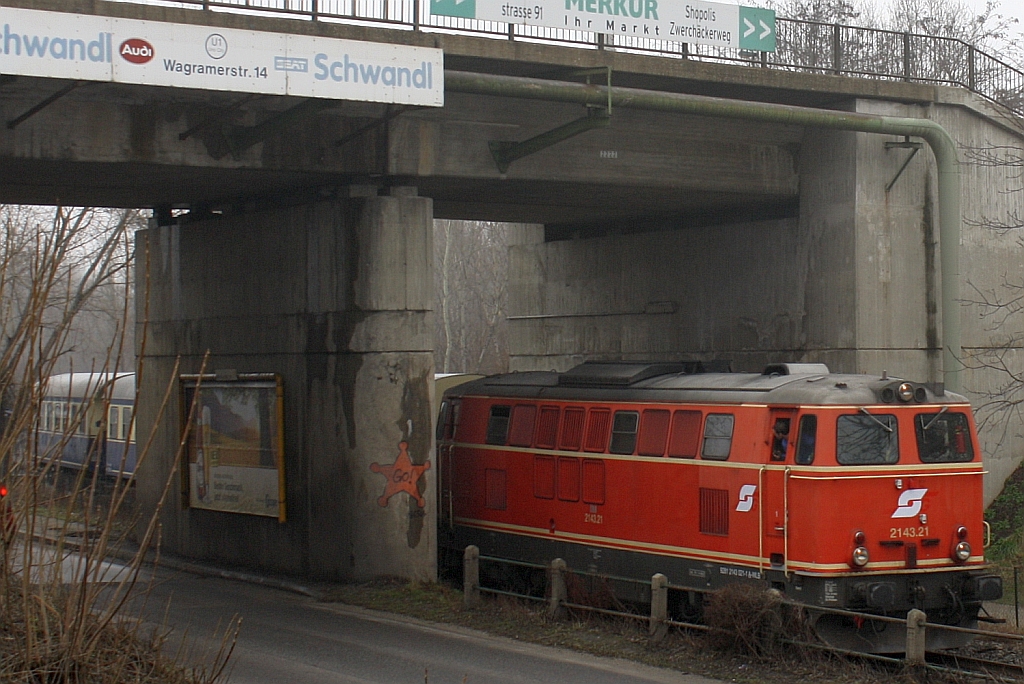 WLB 2143.21 als Nebenfahrt 14700 von Lobau Hafen nach Stadlau bei der Unterf�hrung unter die Ostbahn. Die Fahrt wurde vom Verein Pro-Kaltenleutgenerbahn mit Unterst�tzung der WLB am 30.M�rz 2013 veranstaltet.