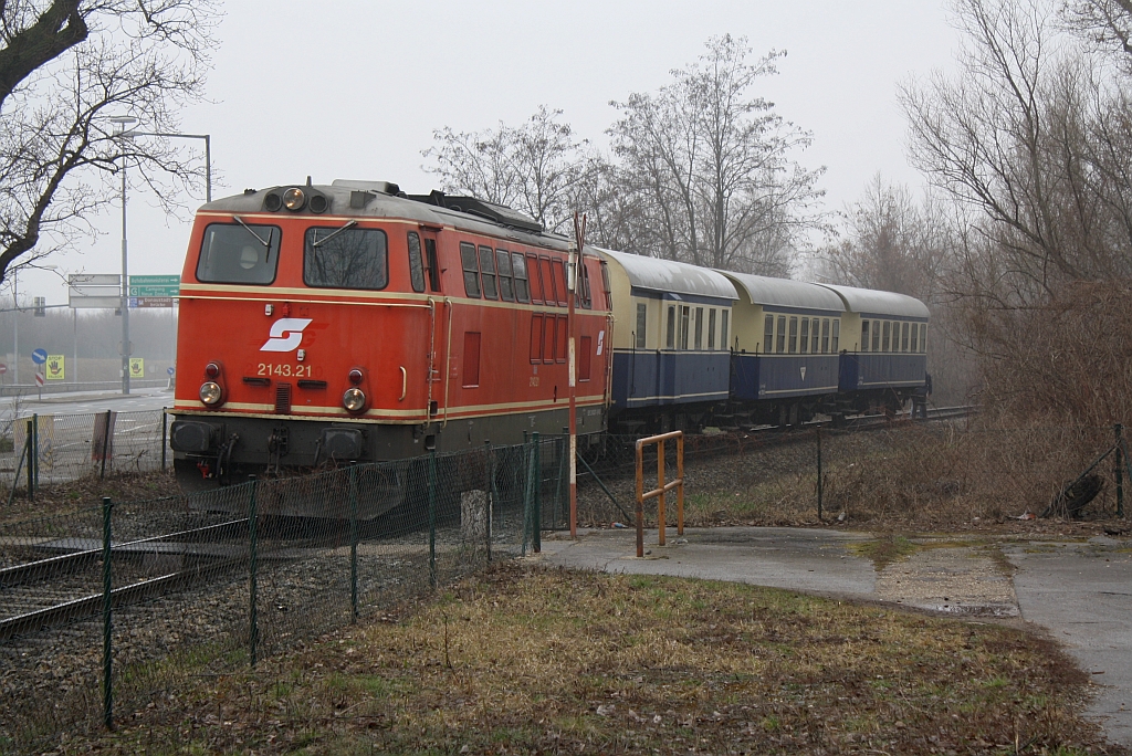 WLB 2143.21 als Nebenfahrt 14700 von Lobau Hafen nach Stadlau kurz vor der Unterfhrung unter die Ostbahn. Die Fahrt wurde vom Verein Pro-Kaltenleutgenerbahn mit Untersttzung der WLB am 30.Mrz 2013 veranstaltet.


