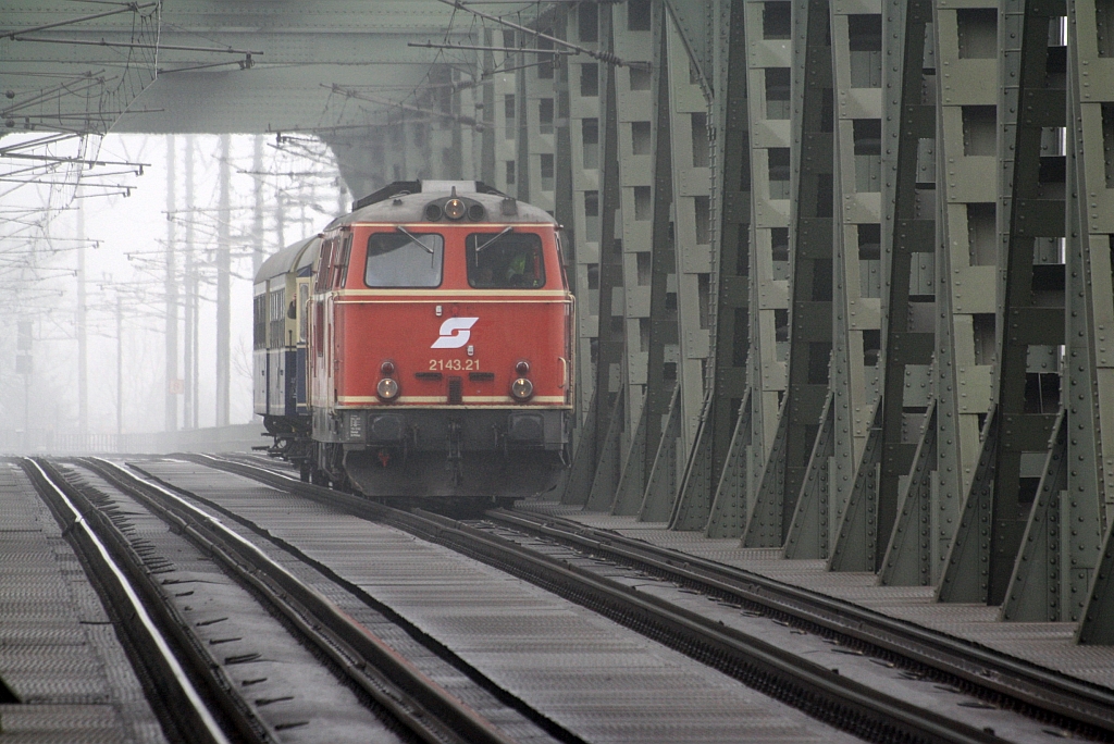 WLB 2143.21 mit dem SR 14664 von Stadlau nach Erdberger L�nde auf der Donaubr�cke zwischen den Hst. Lobau und Praterkai. Die Fahrt wurde vom Verein Pro-Kaltenleutgenerbahn mit Unterst�tzung der WLB am 30.M�rz 2013 veranstaltet. 


