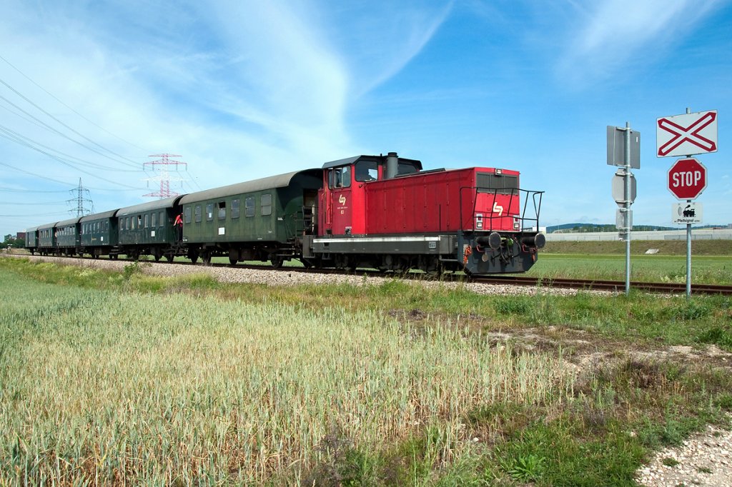 WLB 83 ist mit dem Nostalgie Express  Leiser Berge  nach Ernstbrunn unterwegs. die Aufnahme entstand kurz vor Stetten, am 07.06.2012.