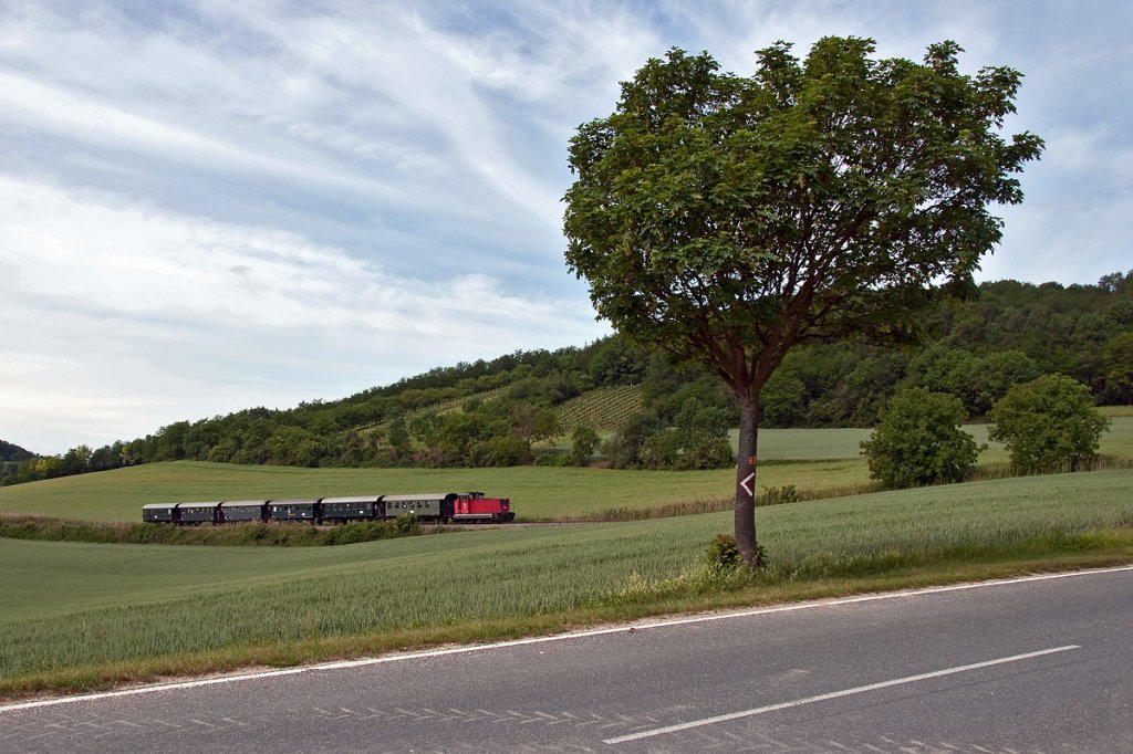 WLB 83 ist mit dem Nostalgie Express  Leiser Berge  nach Ernstbrunn unterwegs. Diese Aufnahme entstand am 07.06.2012 zwischen Wetzleinsdorf und Naglern.