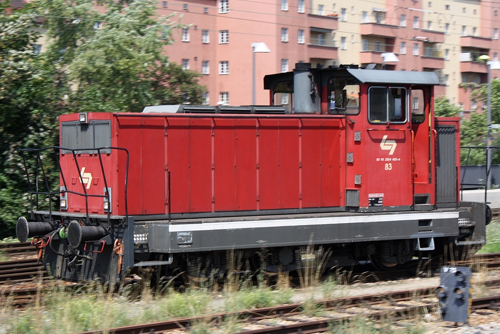 WLB 83 (UIC-Nr. 92 81 2064 403-6, Jenbacher Werke Type DH600 C54, Bauj. 1980, Fabr.Nr. 3.893.079) als SLZ 17266 am 28.Juli 2012 bei der Durchfahrt in Wien Heiligenstadt.
