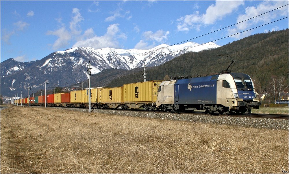 WLB ES 64 U2 - 023 fhrt mit Containerzug 61451 von Enns nach Kalsdorf wo ich ihn nahe Kammern aufnehmen konnte.


