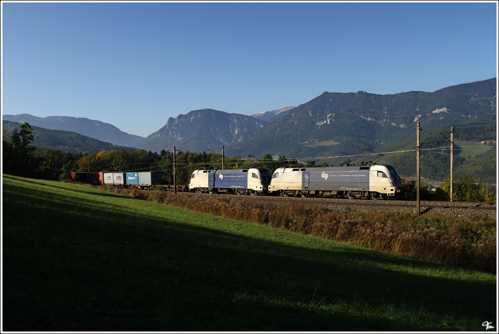 WLB ES 64 U2 021 & 020 ziehen den Containerzug 43623 ber die Semmering Nordrampe. 
Eichberg 18.10.2011