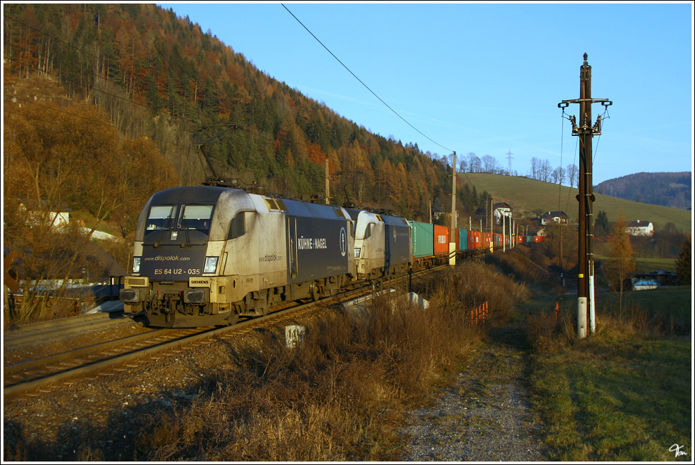 WLB ES 64 U2 035  Khne&Nagel  rollt mit Containerzug SKGAG 41489 dem Bahnhof Mrzzuschlag entgegen.Schiebelok war die 1216 954  Hdlmayr .
19.11.2011