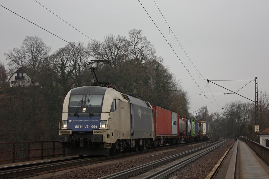 WLB ES 64 U2-064 am 22.11.12 mit einem Containerzug in Regensburg-Prfening.