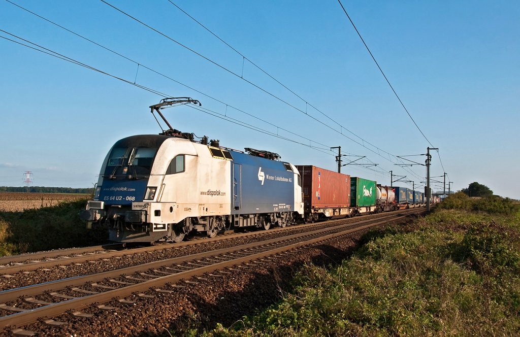 WLB ES 64 U2-068 fuhr am 08.10.2010 mit einem Containerzug um 16:38 Richtung Wien. Die Aufnahme entstand zwischen Gramatneusiedl und Himberg.