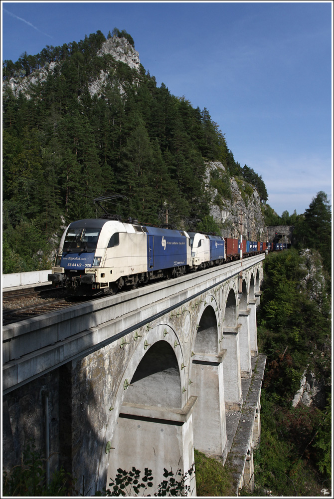 WLB Tandem bestehend aus ES 64 U2 020 + 019, fahren mit dem Containerzug 43623 �ber das Krausel Klause Viadukt nahe Breitenstein. 
18_9_2011