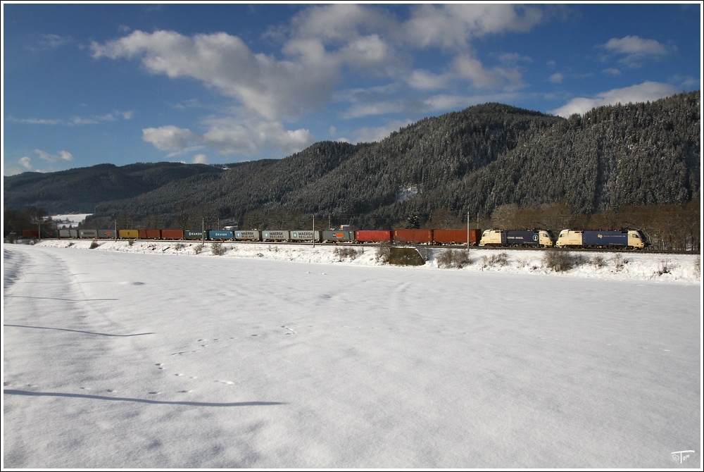 WLB Tandem zieht einen Containerzug in Richtung Mrzzuschlag.
Krieglach Frenitz 18.12.2010