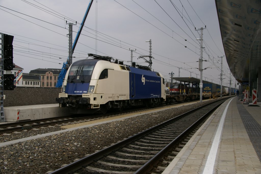 WLB-Taurus ES 64 U2-066 zieht einen Containerzug Richtung Linz durc h St.Plten. 9.4.2010