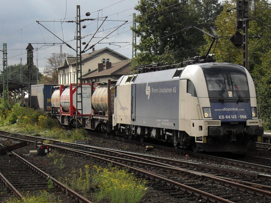 WLBC ES 64 U2-068 rast mit einem GZ durch den Bahnhof Beuel am 17.9.10