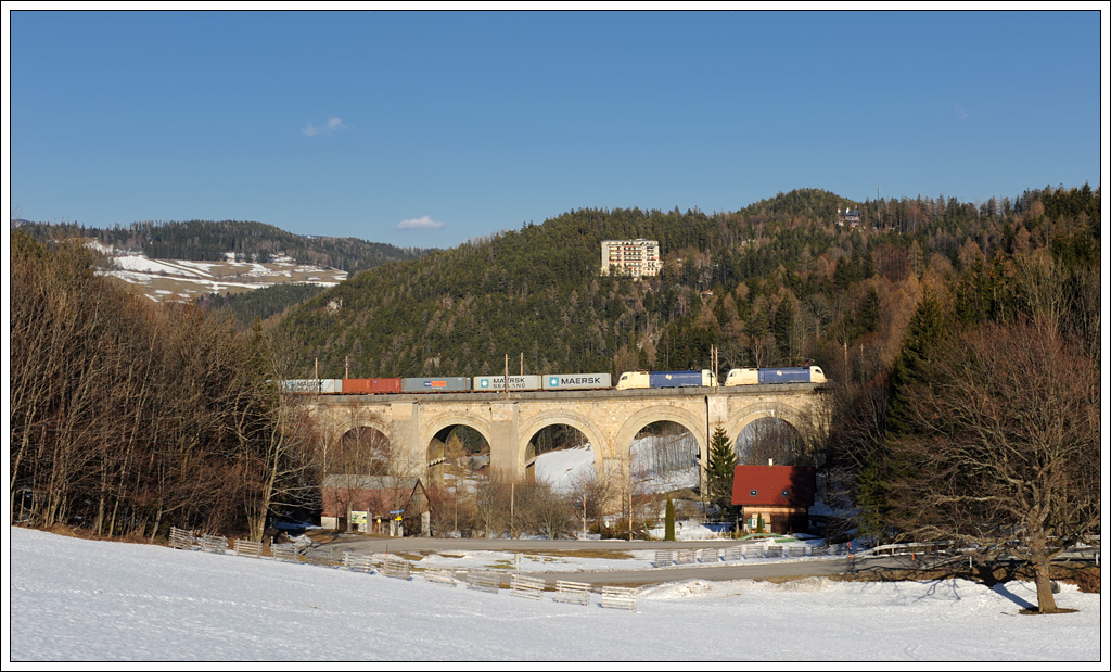 WLC 182.519.und 182.560 mit ihrem Containerzug 43623 am 25.2.2012 bei der Querung des Adlitzgraben-Viadukt. Das Viadukt ist 151 Meter lang, 24 Meter hoch und hat acht Bgen.