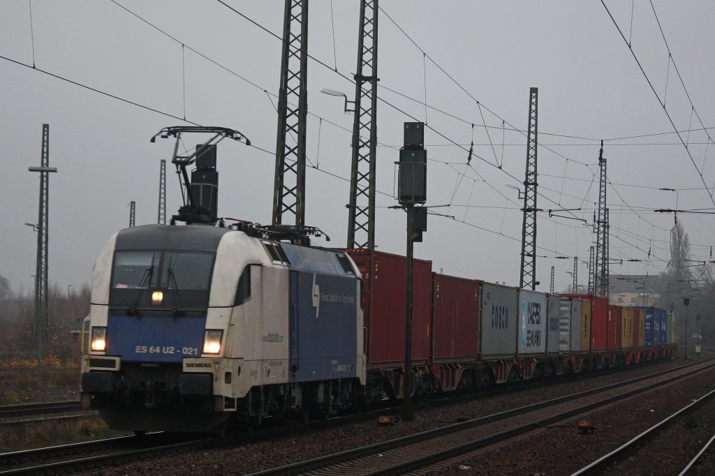 WLC ES 64 U2-021 am 28.11.12 mit einem Containerzug in Duisburg-Bissingheim.