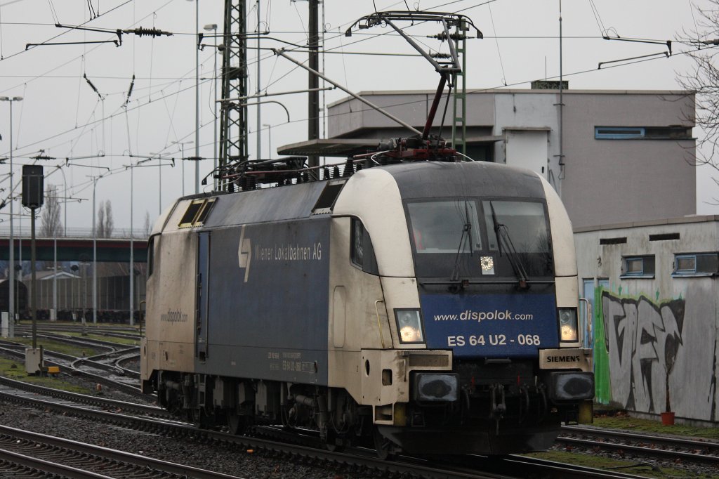 WLC ES 64 U2-068 setzte am 2.2.13 nach der Ankunft mit ihrem KLV in Rheinhausen um und rollte zur Abstellung.