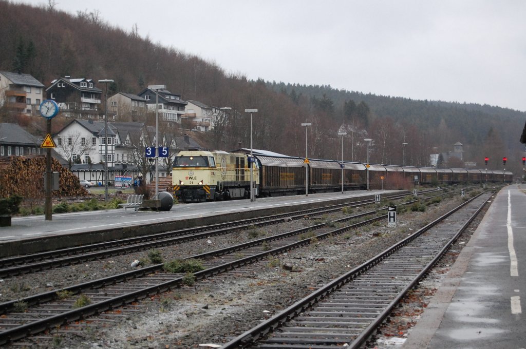 WLE 21 mit dem Spanplattenzug Brilon Stadt - Lippstadt, einfahrend Brilon Wald, 12.02.2011.