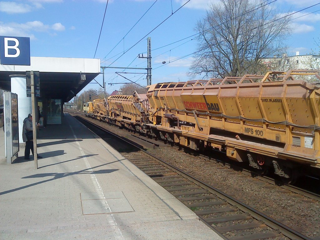 WLE 21 Steht mit ihrem Bauzug im Elmshorner Bahnhof am 15.4.2010 vor einem roten Signal. 
