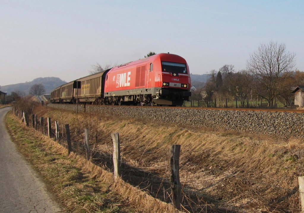 WLE 22 ist am 04.03.2011 bei Arnsberg-Uentrop mit dem Spanplattenzug auf dem Weg ins Sauerland.