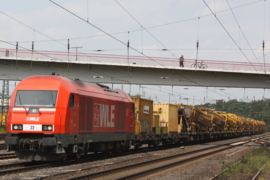 WLE 22 am 10.8.11 mit einem Bauzug bei der Durchfahrt durch Duisburg-Entenfang.