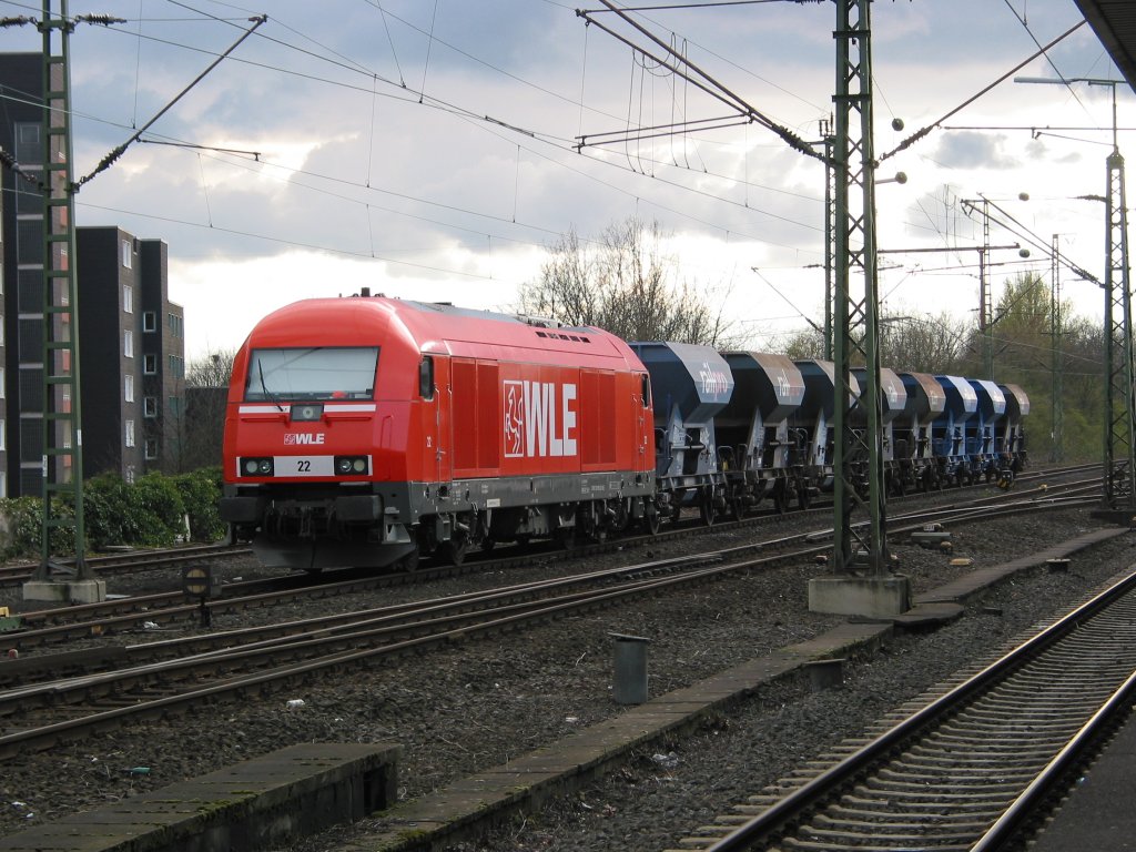 WLE 22 steht mit Schotterwaggons am 3. April 2008 abgestellt in Gelsenkirchen Hbf.