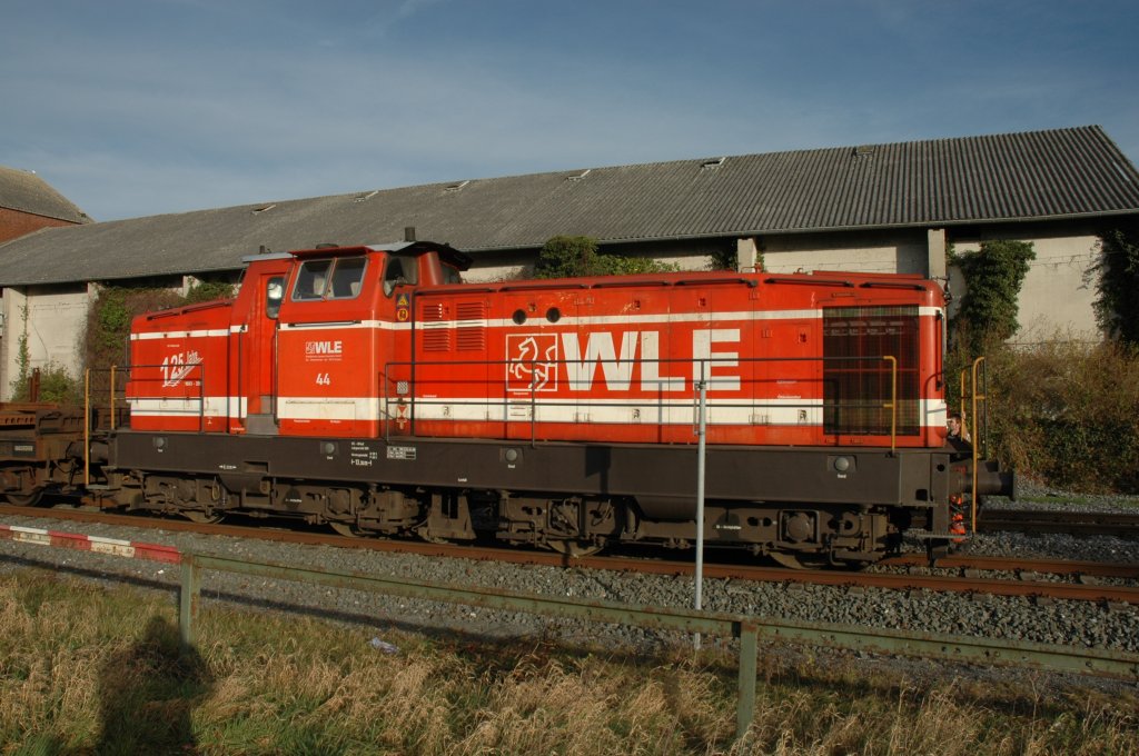 WLE 44 mit Flachwagen wartet am 19.11.2009 auf die Freigabe des nchsten Streckenabschnittes