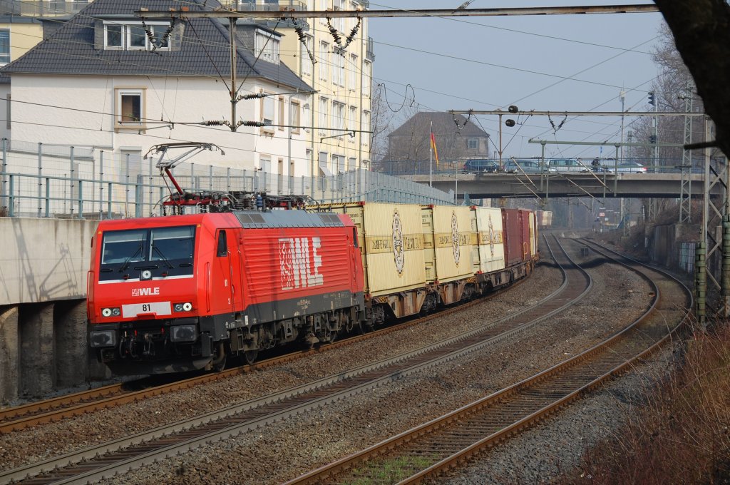 WLE 81 durchkurvt hier mit DGS 69438 Mnchen-Riem - Warstein die Paderborner Innenstadt in Hhe des Rosentors, 17.03.2012.