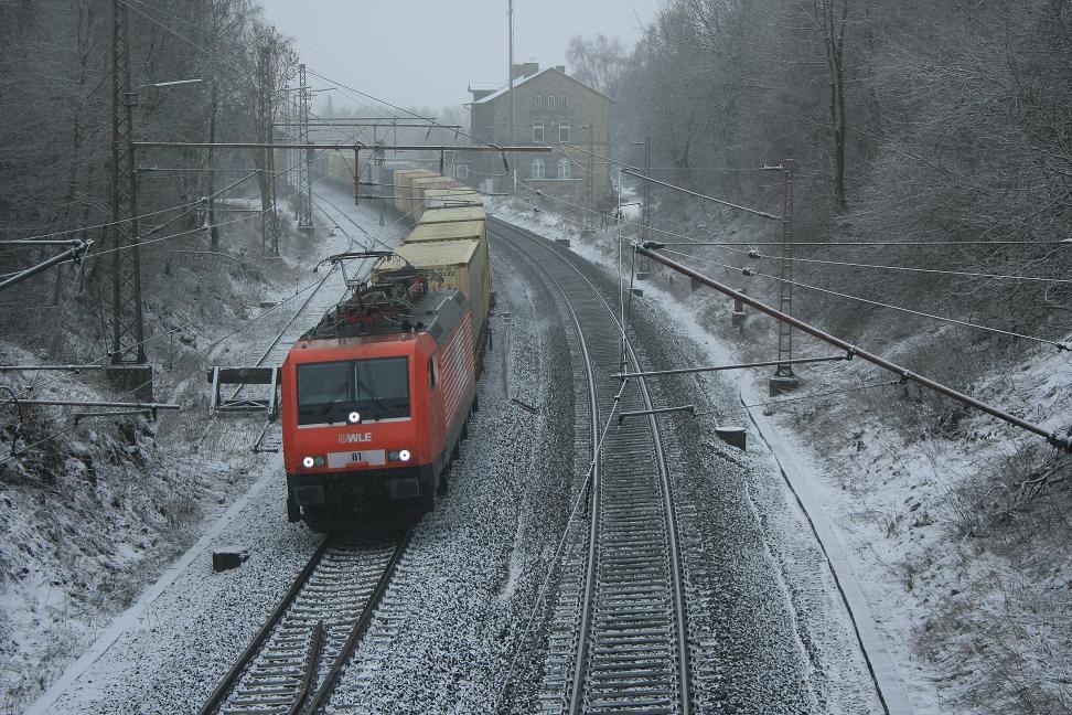 WLE 81(189 801) fährt am 24. Januar 2011 mit ihrem Bierzug aus München durch den Bahnhof Buke in Richtung Lippstadt.