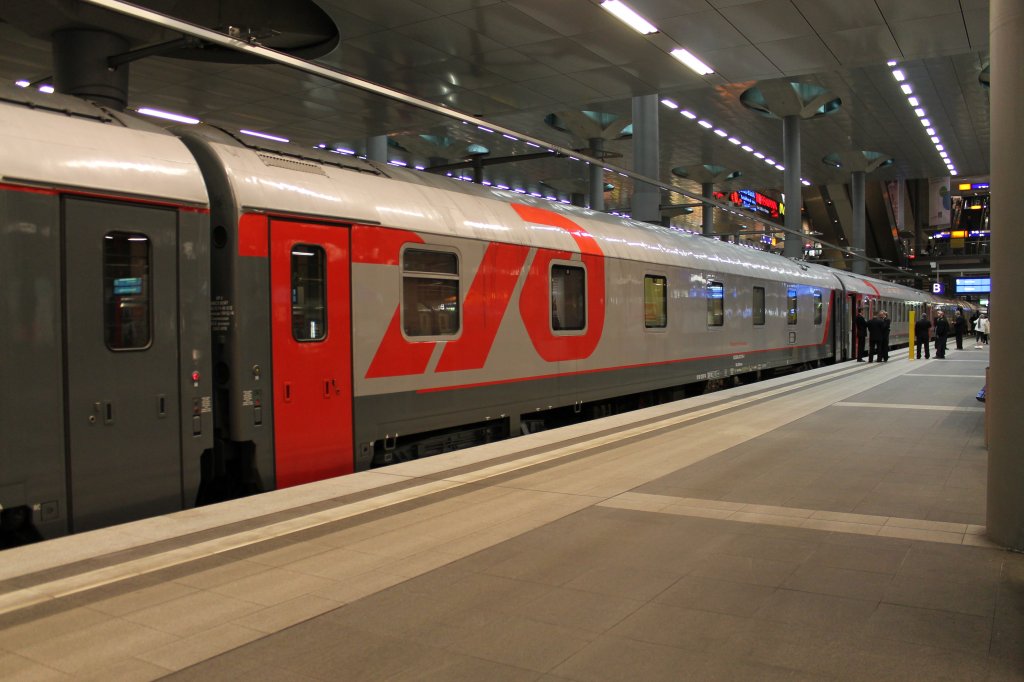 WLSRmee 622086-91276-4 der russischen Eisenbahn, eingereiht in den EN 453 von Paris-Est ber Berlin nach Moskau-Belorusskaja am 14.04.2012 in Berlin Hbf (tief).