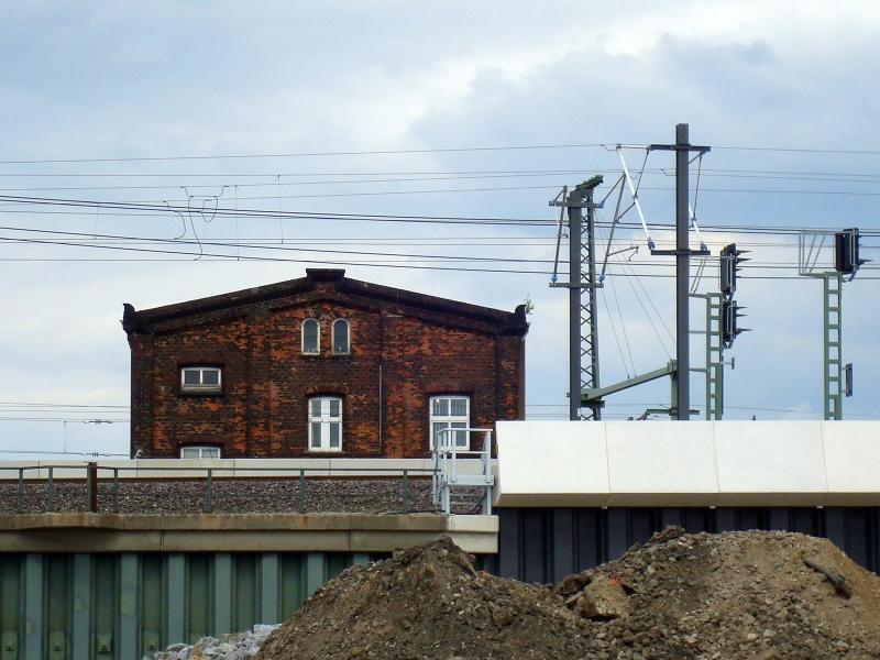 Wo einst hanseatischer Backstein dominierte, findet man jetzt Spundwnde aus Metall und Brstungen aus Beton. Das Gebude der ehemaligen Gterabfertigung im Hintergrund wirkt da fast schon anachronistisch. 
Neue  Pfeilerbahn  in Hamburg, 6.6.2009 