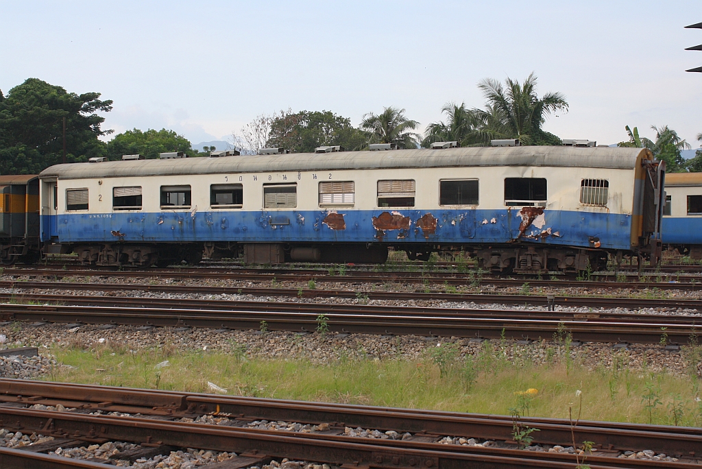 Wo gehobelt wird, da fliegen Späne: Geknickter  บนท.1056 ( บนท.=BNS =Bogie Second Class Day & Night Coach), Baujahr 1975, Makkasan Workshop, am 25.Oktober 2010 im Bf. Thung Song Junction.