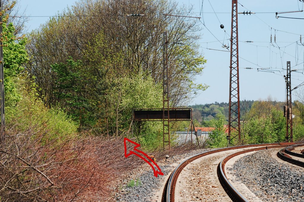 Wo das Gleis vor 19 Jahren eingemndet hat ist heute schwer zu erkennen. Der rote Pfeil soll dies verdeutlichen.