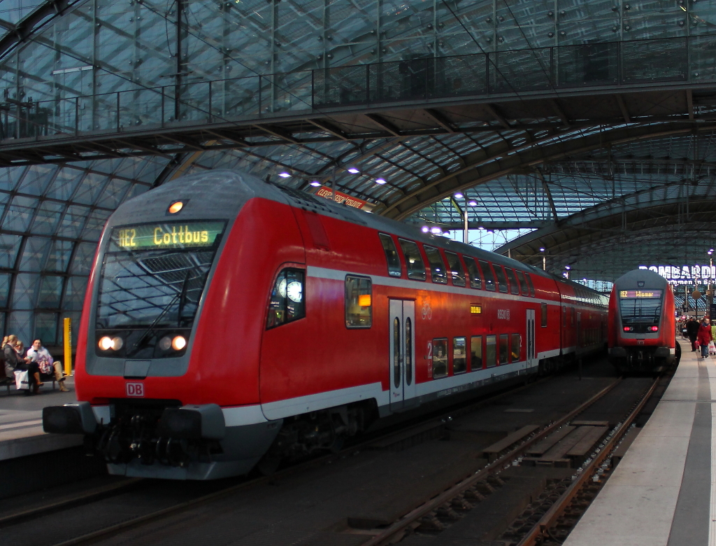Wo der eine herkommt, will der andere hin. Dr RE 37384 aus Cottbus trifft den RE 37413 nach Cottbus am 27.10.2012 in Berlin Hbf, wenige Minuten Versptung machen es mglich.