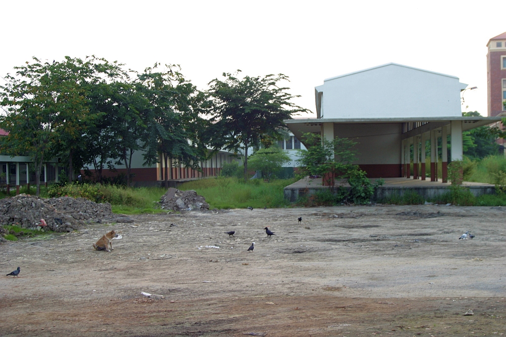 Wo heute ein Erweiterungsbau des Sirirat Hospital steht, sind am 02.November 2005 die Gleise sind bereits abgetragen, aber man kann noch Gtermagazin und Rampen erkennen.