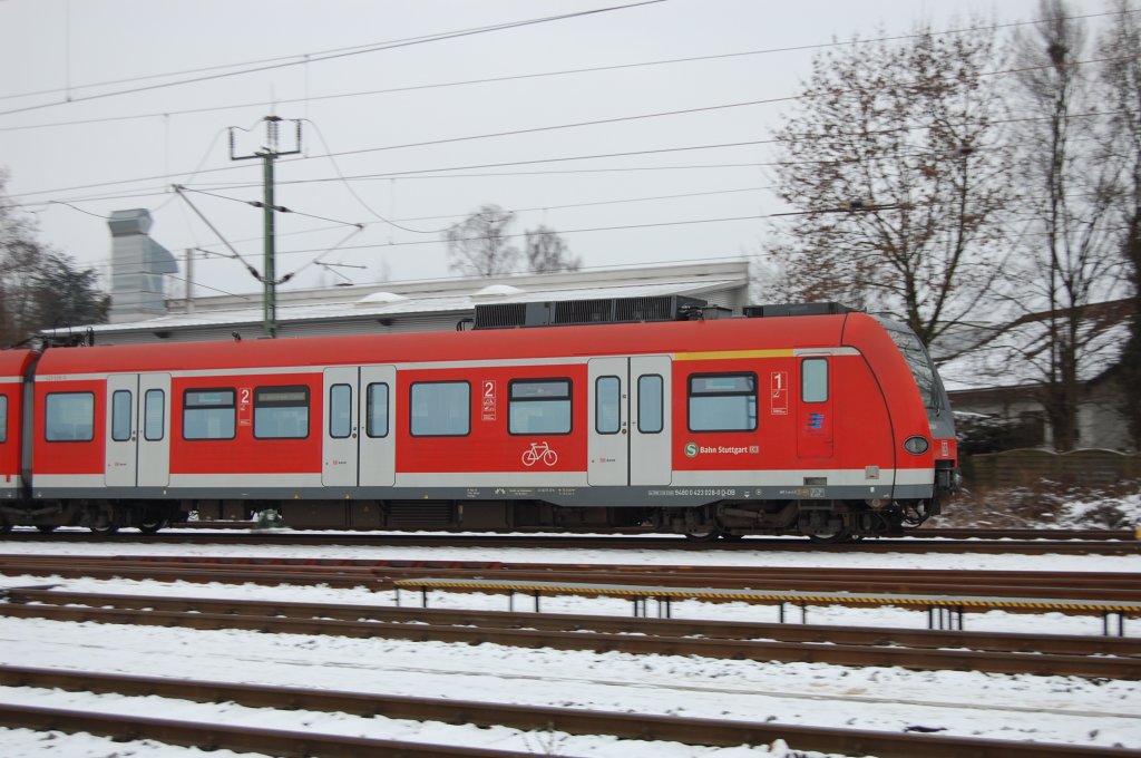 Wo ich einst einen Mitzieher einer Ulmer 218.2 anfertigte nahm ich am 6.1.2010 den Plochinger 423 028-0 auf. Die Rede ist vom Kirchheimer Gterbahnhof und der Triebzug ist folglich als S1 unterwegs und gleich an seinem Ziel angelangt.