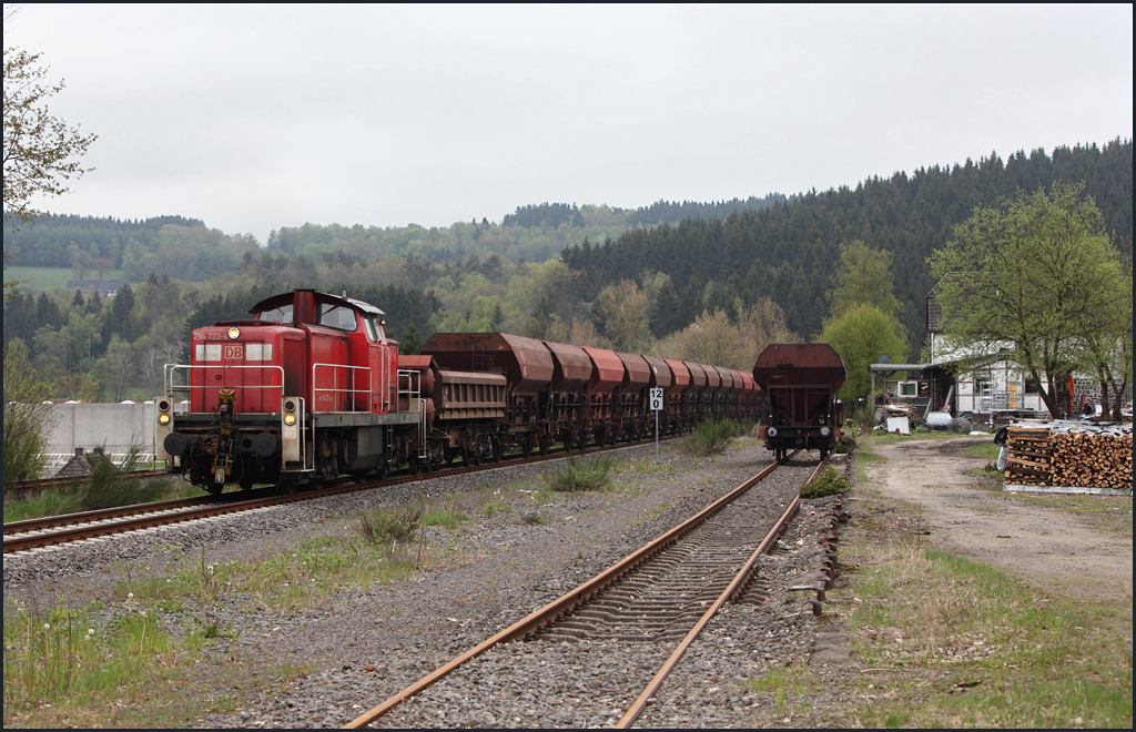 Wo liegt Krummenerl, mag sich so mancher fragen. Nun ja man muss es nicht kennen. Krummenerl ist ein Ort im tiefsten Sauerland, an dem eine Nebenbahn endet. Die Bezeichnung  Ort  hierfr ist jedoch schon sehr schmeichelnd... 294 722 hat mit dem FZ 54477, Brgge(Westf) - Krummenerl, den Endpunkt erreicht und schiebt nun die Leerwagen in den Anschluss.