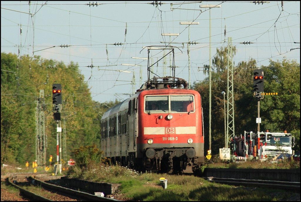 Wo man normal kaum draufhalten w�rde, versucht man schon man mal mit Tele. So gesehen die 111 068 in Mangolding mit einer Leergarnitur Silberlingen gen Regensburg Hbf am 11.09.2010