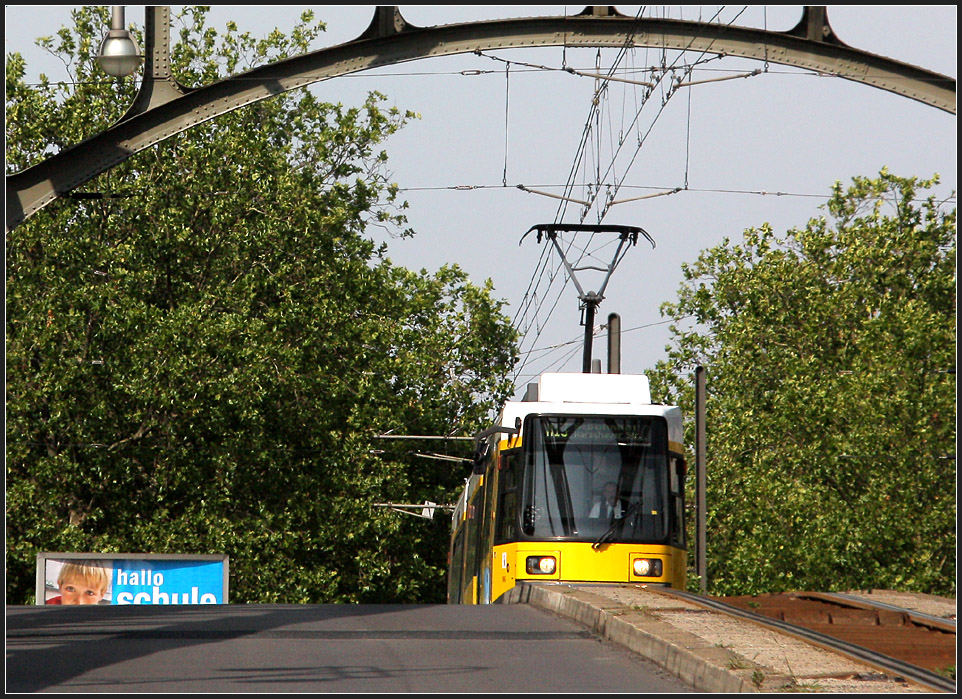 Wo die Mauer aufginge - 

... fuhr nach der Wende auch wieder die erste Straßenbahn in den Westteil der Stadt. Berlin, Bornholmer Straße. 

20.08.2010 (M)