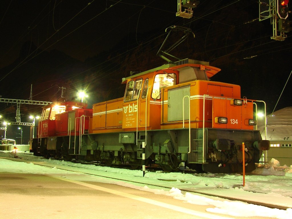 Woahhhh ... Eine Tolle Aufnahme im Bf. Kandersteg ... 04/02/2010

Lok. Ee 3/3 936 134-6 (E-Lok 15.000 volt) und Lok. Eea 3/3 402 (E-Lok 15.000 volt oder Batterien).

(Foto im de Nacht, mit Belichtungsdauer 8 sek.)