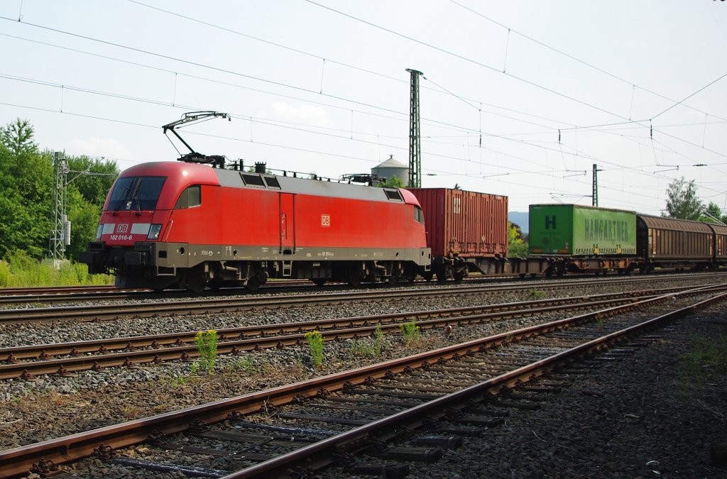 Woanders freut man sich der Tage ber DB Tauris an IC's, hier ber DB Tauris an Gz's :) 182 016-6 mit Containerzug in Fahrtrichtung Norden. Aufgenommen am 29.06.2010 in Eschwege West.