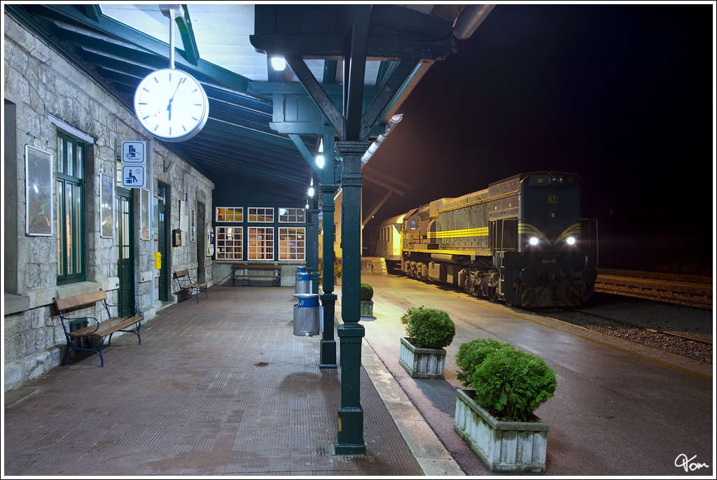 Wocheinerbahn - SZ 664 105 steht mit dem Autoschleusenzug im Bahnhof Most na Soči 10.11.2012