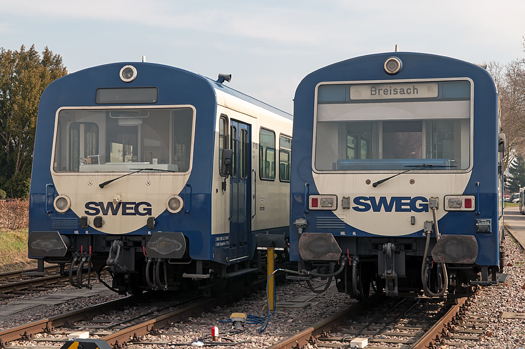 Wochenendbetriebsruhe im Bw Endingen der SWEG. Links im Bild: VT 128 ( 95 80 0626 128-2 D-SWEG ), 19.02.2011, Endingen a.K. 