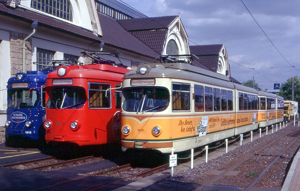 Wochenendliche Fahrzeugparade vor der Wagenhalle D�rkheim am 02.09.2001. Es pr�sentieren sich: 1015, 1020 und 1017.