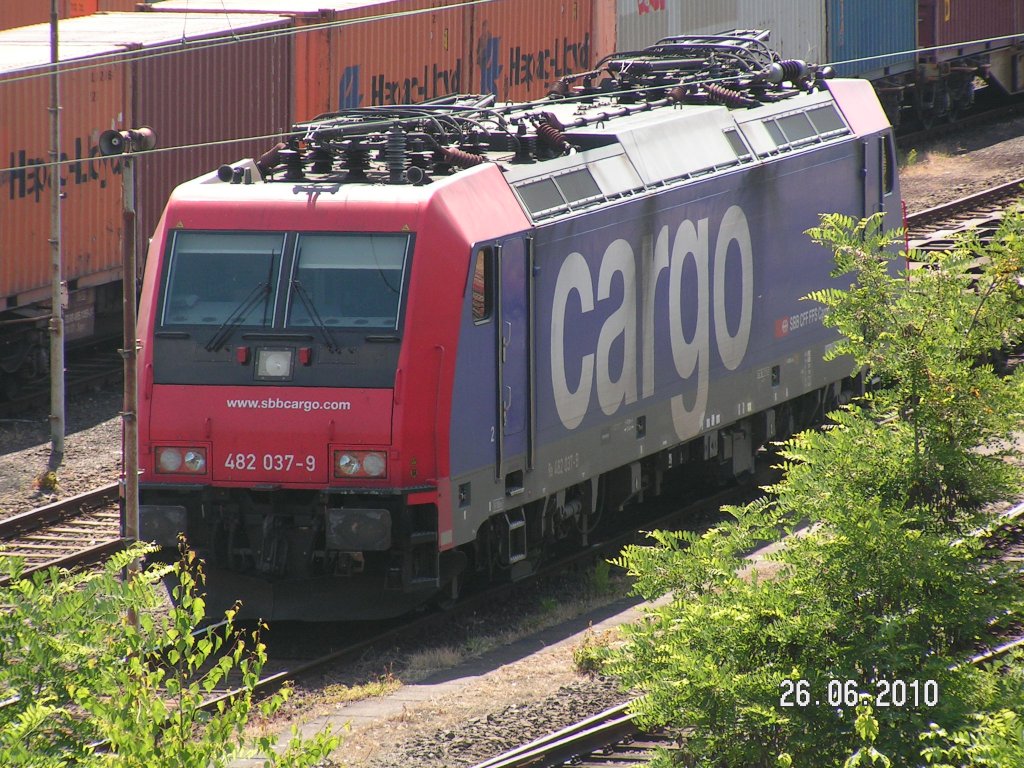 Wochenendruhe in Nienburg. 482 037-9 von SBB Cargo am 26.06.2010.