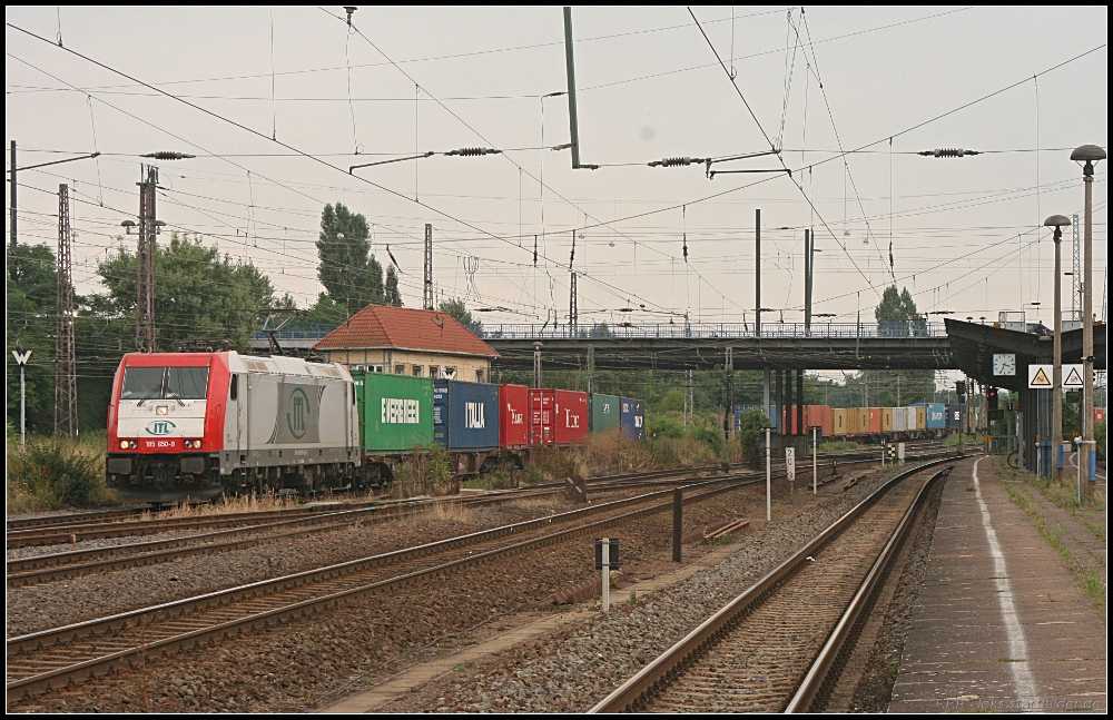 Wohin man auch geht, sie taucht immer auf: ITL 185 650-9 mit reichlich Container am Haken (NVR-Nummer 91 80 6185 650-9 D-VC, gesehen Magdeburg Eichenweiler 09.08.2010)