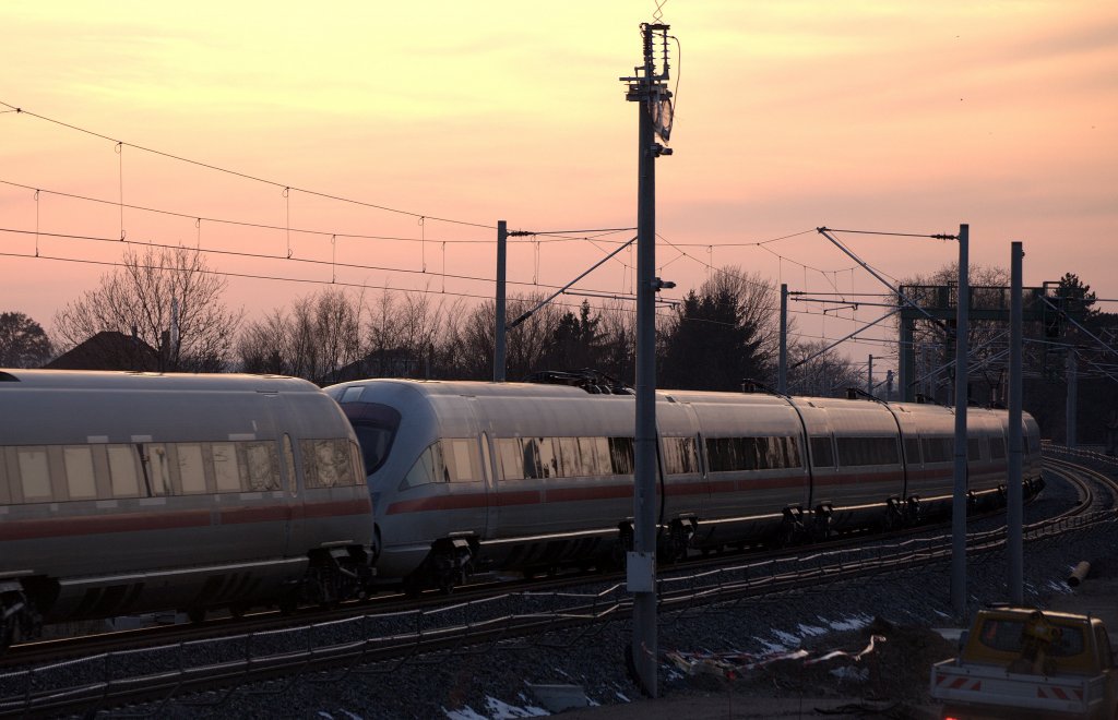 Wohl ausgerichtet legt sich der ICE aus  Dresden , auf dem Gegengleis Richtung Leipzig fahrend , in die Linkskurve.Am 24.03.2013 gegen 18:08 Uhr. Grund fr die Gegengleisbenutzung: Bauarbeiten am Straenbrckenfundament in Radebeul Ost.