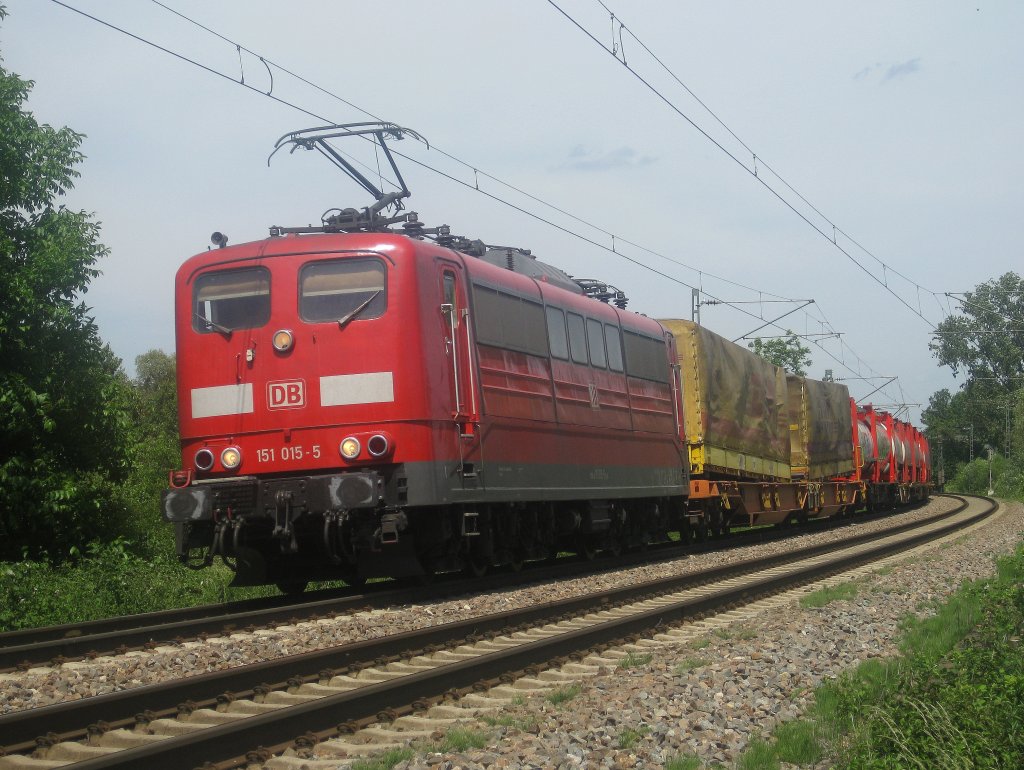 Wohl ein kleiner  Oldtimer  unter den Elektroloks. Die 151-015-5 zog am 24.05.2011 einen gemischten Gterzug von ? Karlsruhe Gbf ? in den wohl warmen Sden. Die Fuhre befindet sich auf der Kurve zwischen Ettlingen West und Bruchhausen (b Ettlingen). Der Bahnhof Bruchhausen (b Ettlingen) wir als nchstes durchfahren.
