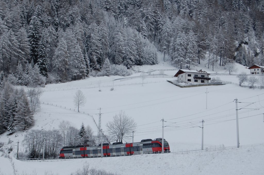 Wohl die steilste S-Bahnstrecke... S4 Brennero/Brenner - Innsbruck durchfhrt die Schleife St.Jodok um in krze in gleichnamigen Bahnhof einzufahren. 27.12.2009