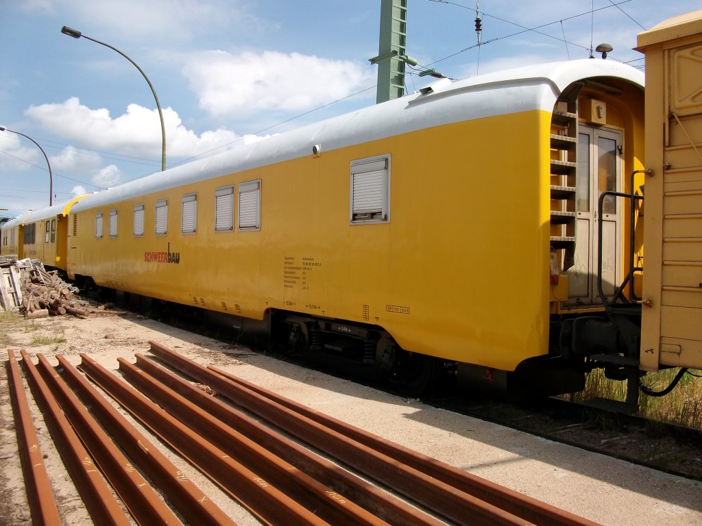 Wohnschlafwagen 75 80 2829 007-3 in einem Bauzug in Bergen/Rgen.